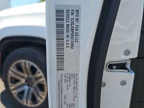 Used 2024 Jeep Wagoneer L Series II w/ Flexible Seating Group AWD/4WD image 12