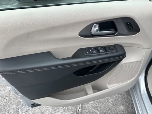 Used 2024 Chrysler Pacifica Touring-L image 12