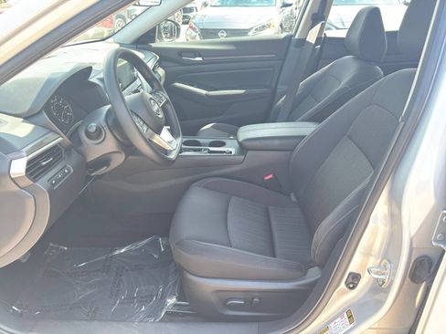 Used 2025 Nissan Altima 2.5 SV FWD image 27