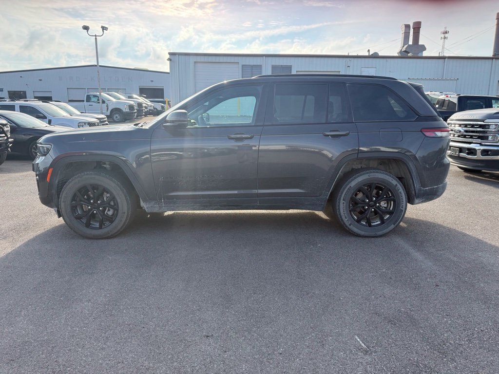 Used 2024 Jeep Grand Cherokee Altitude AWD/4WD image 4