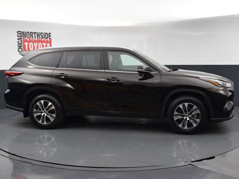 Used 2022 Toyota Highlander XLE AWD/4WD image 5