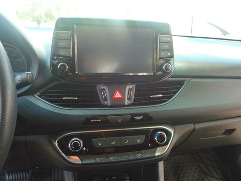 Used 2019 Hyundai Elantra GT FWD image 15