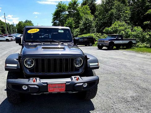 Used 2024 Jeep Gladiator Mojave w/ Convenience Group AWD/4WD image 3
