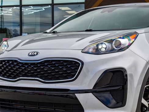 Used 2022 Kia Sportage LX image 2