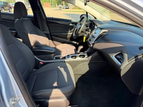 Used 2017 Chevrolet Cruze LS FWD image 16