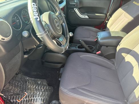 Used 2013 Jeep Wrangler Unlimited Sahara w/ Connectivity Group image 9