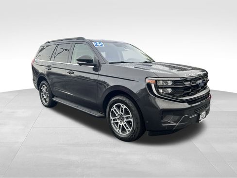 Used 2025 Ford Expedition Active image 3