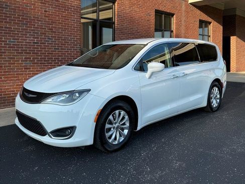 Used 2018 Chrysler Pacifica Touring Plus FWD image 1