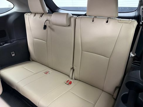 Used 2022 Toyota Highlander XLE AWD/4WD image 24