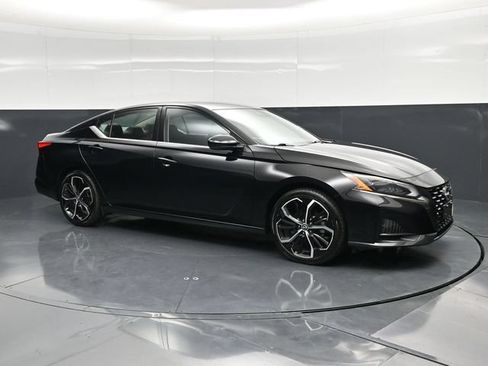 Used 2024 Nissan Altima 2.5 SR FWD image 3