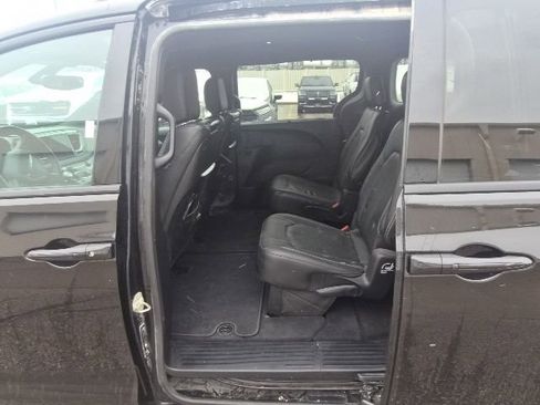 Used 2020 Chrysler Pacifica Touring-L image 12