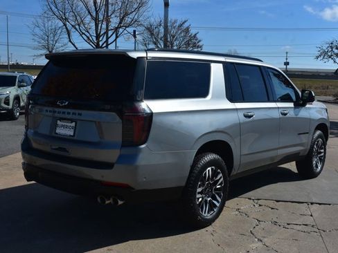 Used 2025 Chevrolet Suburban Z71 image 5