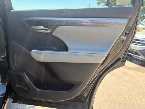 Used 2025 Toyota Highlander Platinum AWD/4WD image 14