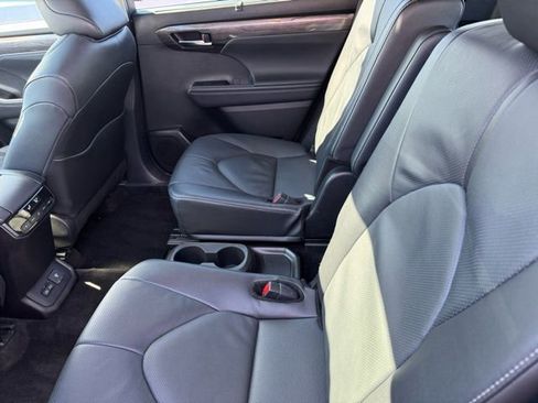 Certified 2025 Toyota Highlander Limited image 8