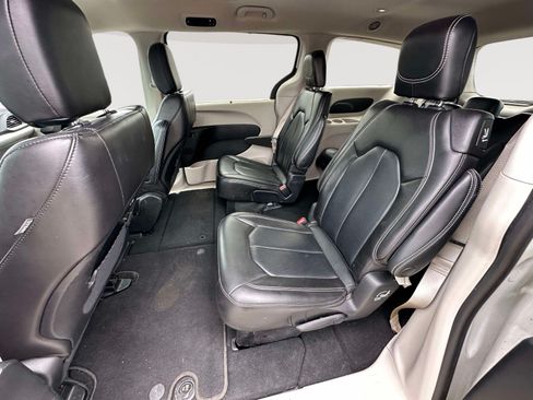 Used 2023 Chrysler Pacifica Touring-L FWD image 25