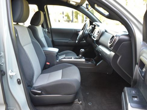 Used 2022 Toyota Tacoma TRD Sport w/ Technology Package AWD/4WD image 9