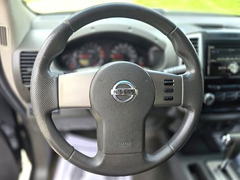 Used 2010 Nissan Frontier SE w/ SE Value Truck Pkg AWD/4WD image 17