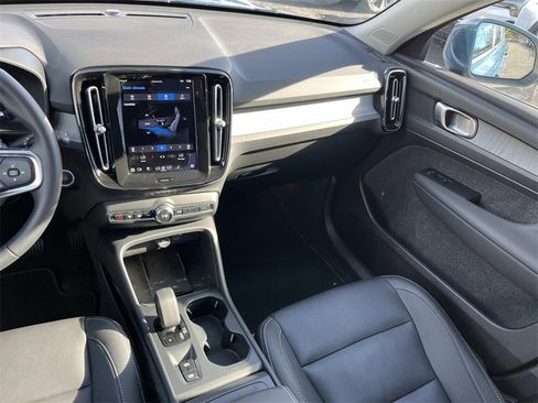 Used 2025 Volvo XC40 B5 Core w/ Climate Package image 15