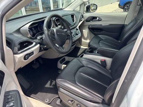 Used 2023 Chrysler Pacifica Touring-L AWD/4WD image 7