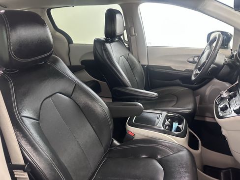 Used 2022 Chrysler Pacifica Touring-L image 48