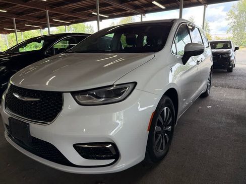 Used 2023 Chrysler Pacifica Touring-L FWD image 3