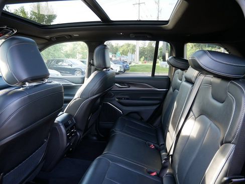 Used 2023 Jeep Grand Cherokee Overland AWD/4WD image 11