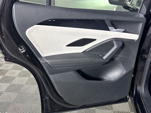 New 2025 Volkswagen Tiguan SE image 18