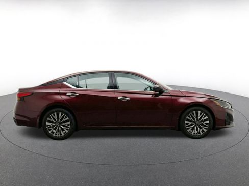 Used 2025 Nissan Altima 2.5 SV FWD image 14