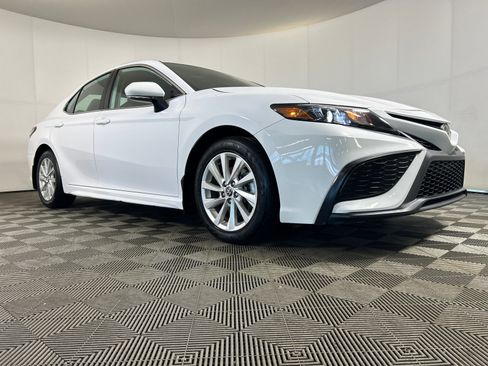 Used 2024 Toyota Camry SE FWD image 1