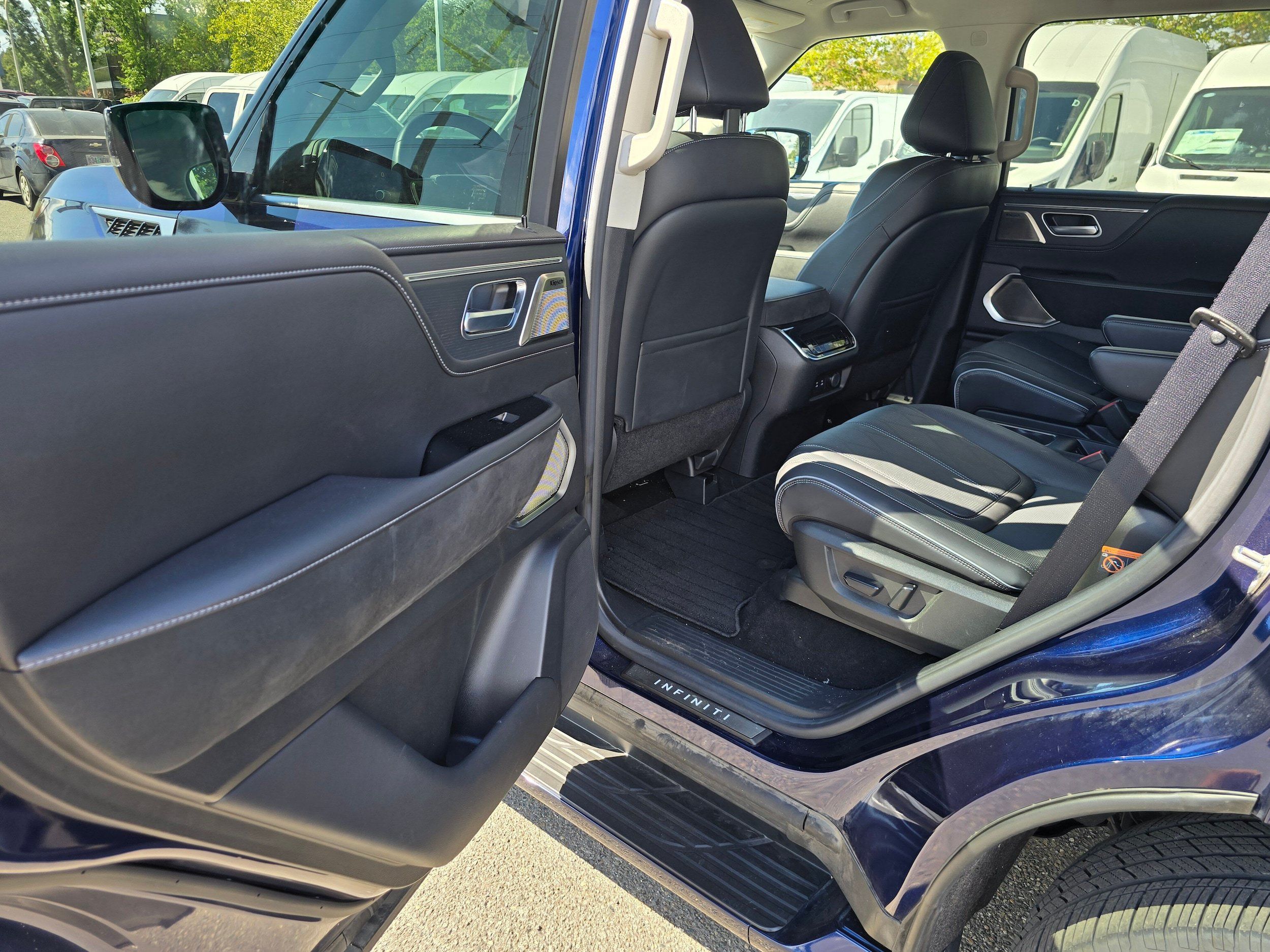 Used 2025 INFINITI QX80 Sensory AWD/4WD image 11