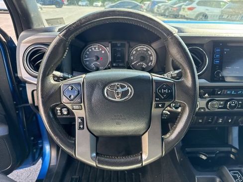 Used 2017 Toyota Tacoma TRD Off-Road w/ Premium & Technology Package AWD/4WD image 16