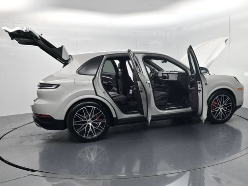 Used 2025 Porsche Cayenne S AWD/4WD image 66