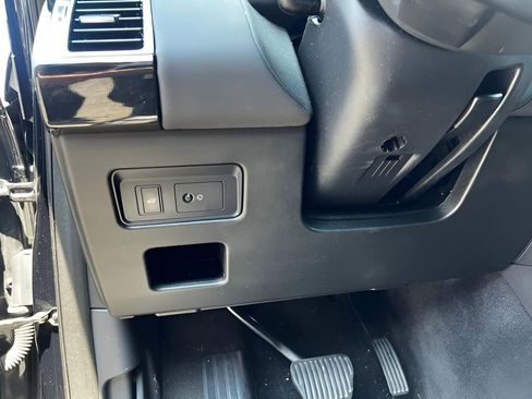 Used 2018 Land Rover Discovery SE image 20