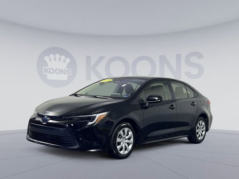 Used 2025 Toyota Corolla LE FWD image 1