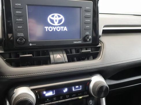 Used 2020 Toyota RAV4 LE w/ Carpet Mat Package AWD/4WD image 18