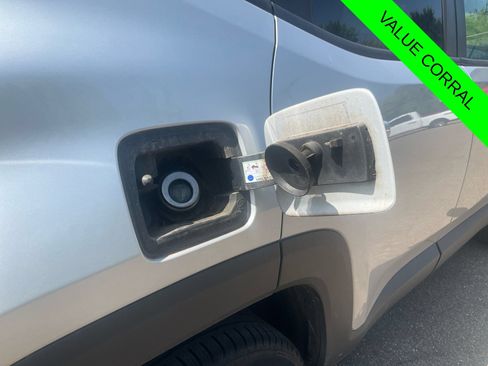 Used 2017 Jeep Renegade Latitude AWD/4WD image 18
