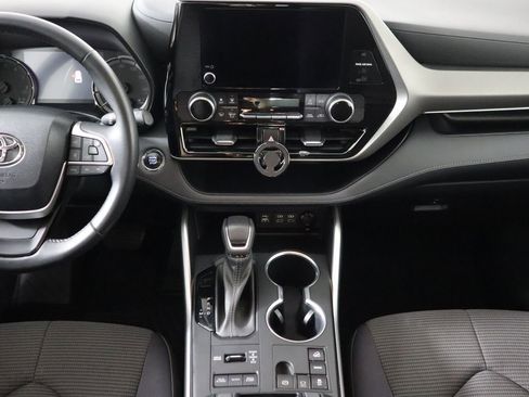 Used 2023 Toyota Highlander LE image 14