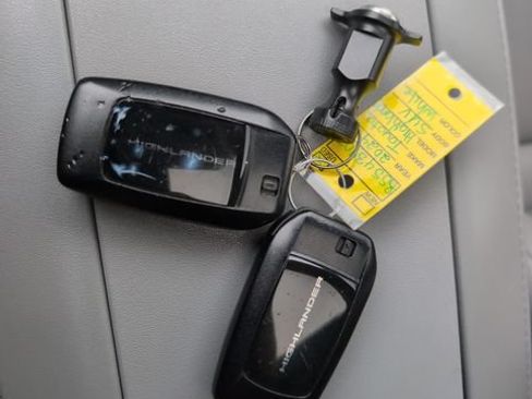 Used 2024 Toyota Highlander XLE AWD/4WD image 34