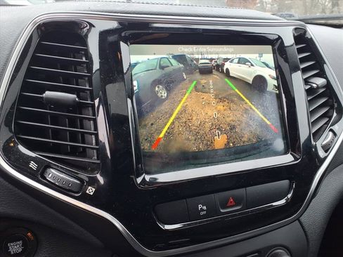 Used 2019 Jeep Cherokee Limited image 30