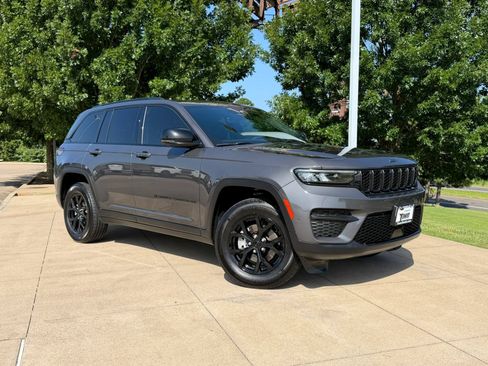 Used 2025 Jeep Grand Cherokee Altitude AWD/4WD image 1