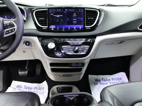 Used 2024 Chrysler Pacifica Touring-L FWD image 19