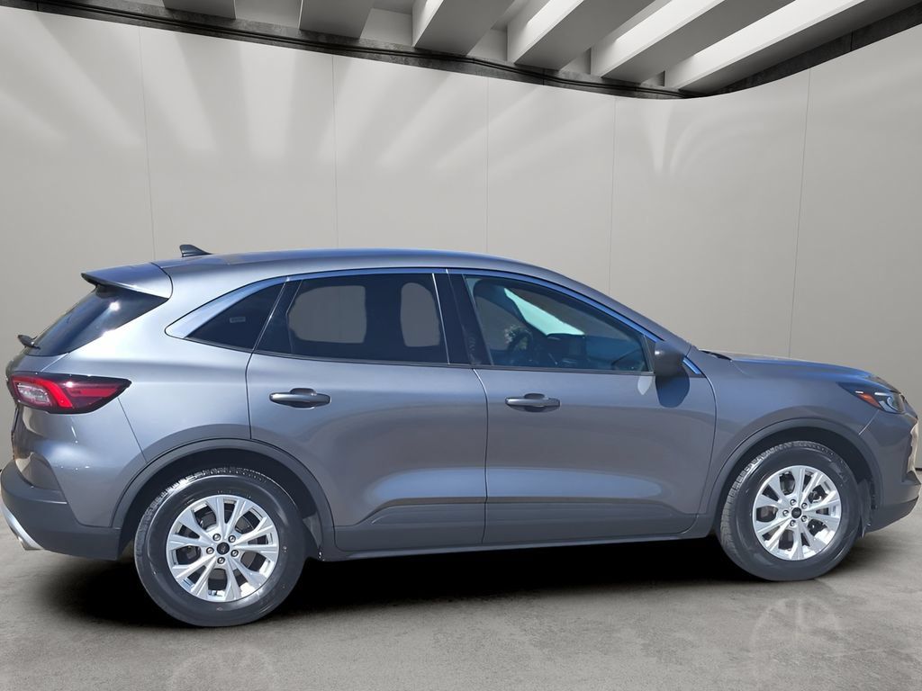 Used 2024 Ford Escape Active w/ Cold Weather Package FWD image 4
