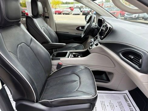 Used 2023 Chrysler Pacifica Limited FWD image 20