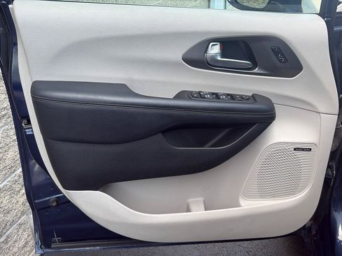 Used 2018 Chrysler Pacifica Limited FWD image 4