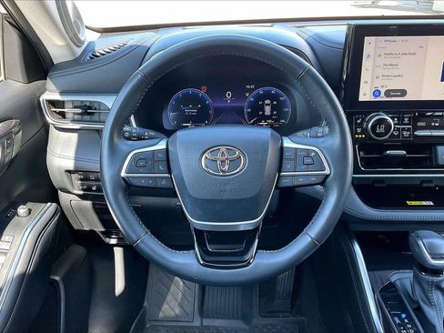 Used 2023 Toyota Highlander Platinum FWD image 10