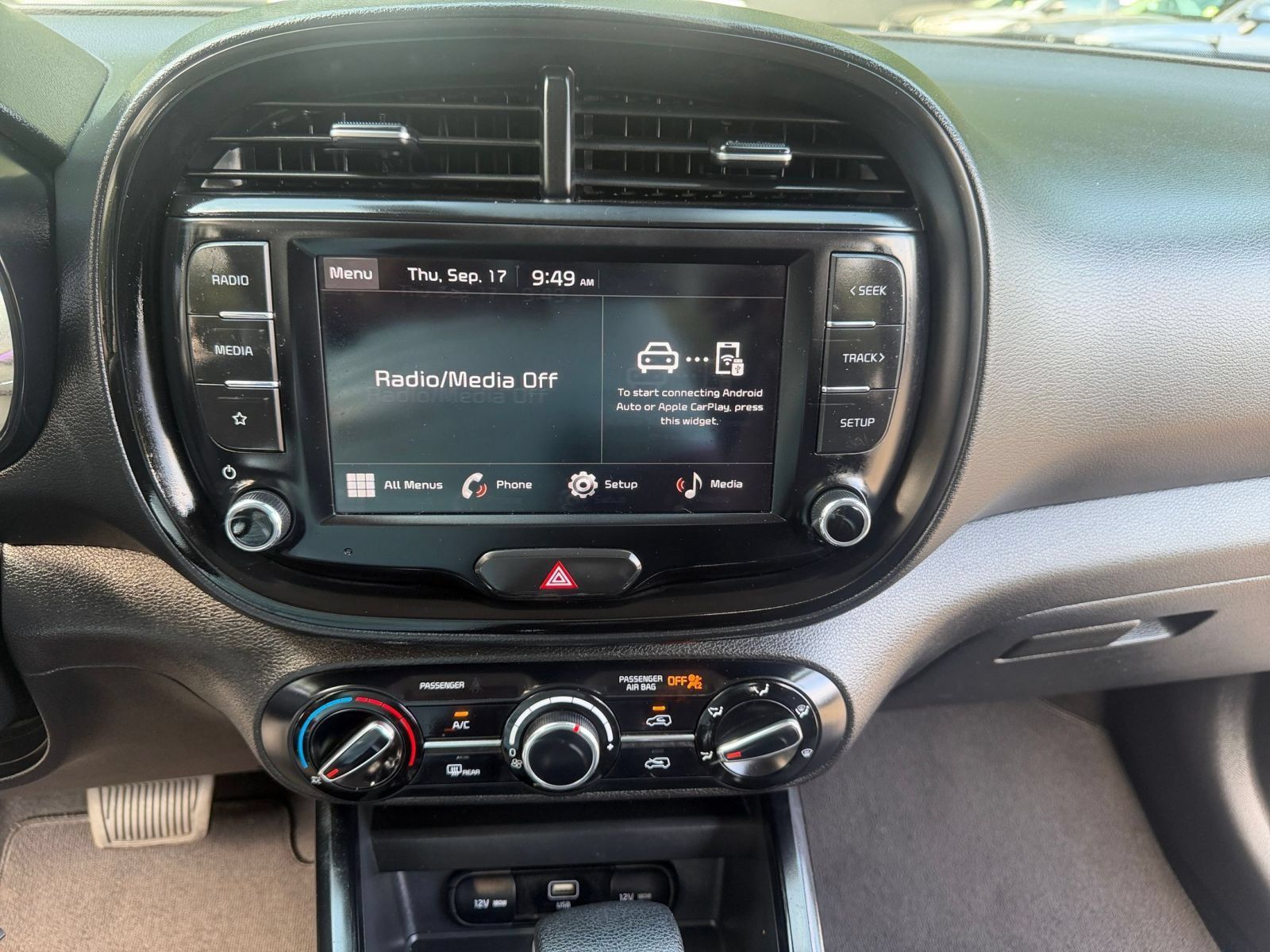 Used 2025 Kia Soul LX w/ LX Technology Package FWD image 16