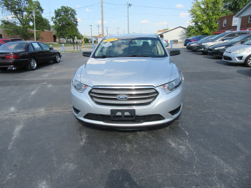 Used 2018 Ford Taurus SE FWD image 2
