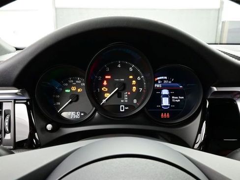 Certified 2023 Porsche Macan AWD/4WD image 9