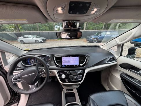 Used 2024 Chrysler Pacifica Touring-L FWD image 34