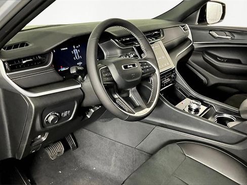 New 2025 Jeep Grand Cherokee Altitude image 8